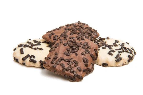 Cookies in chocolade geïsoleerd — Stockfoto