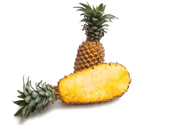 Tropische ananas geïsoleerd — Stockfoto