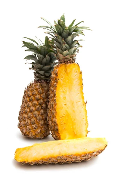Owoc ananasa na białym tle — Zdjęcie stockowe