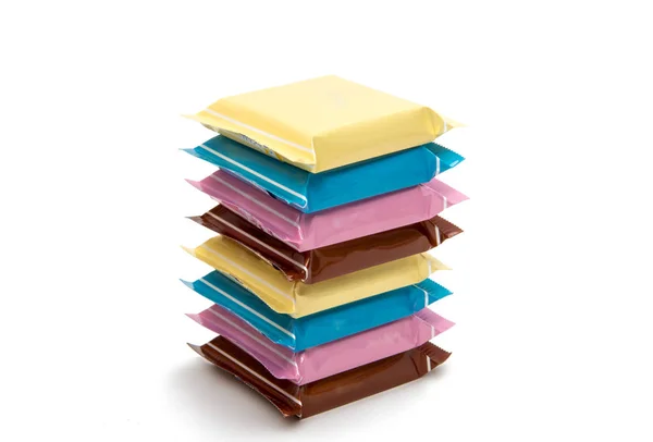 Stiva de bare de ciocolată în ambalaje colorate din plastic — Fotografie, imagine de stoc