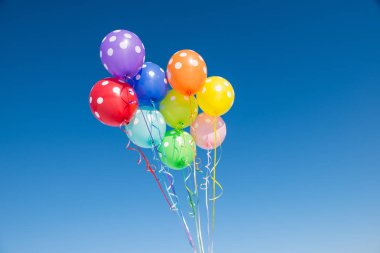 Mavi gökyüzü balonları