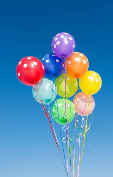 Palloncini contro il cielo blu — Foto Stock