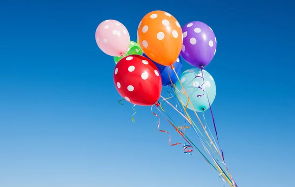 Balões contra o céu azul — Fotografia de Stock