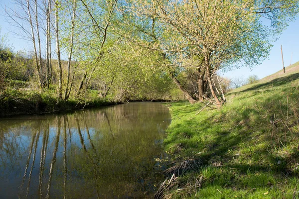 Paesaggio primaverile con un fiume — Foto Stock