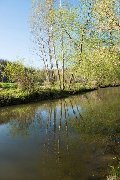 Wiosnę krajobraz z rzeką — Zdjęcie stockowe
