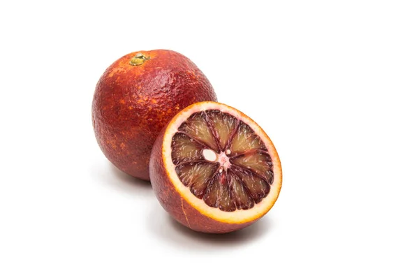 Krwawa pomarańcza na białym tle — Zdjęcie stockowe