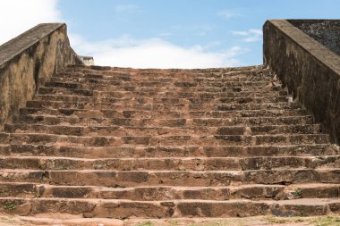 Mavi gökyüzüne karşı eski taş basamaklar