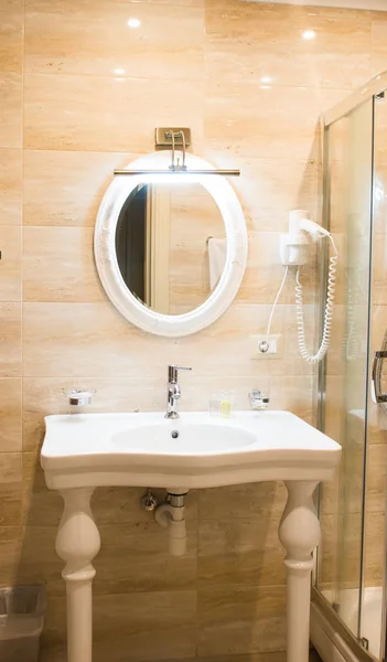 Hermoso baño de lujo con ducha de vidrio — Foto de Stock