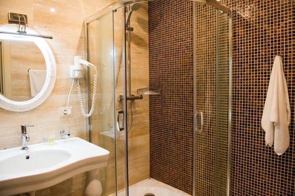 Belo banheiro de luxo com chuveiro de vidro — Fotografia de Stock