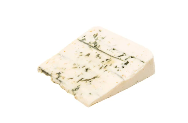 Plakje zachte blauwe kaas met schimmel geïsoleerd — Stockfoto
