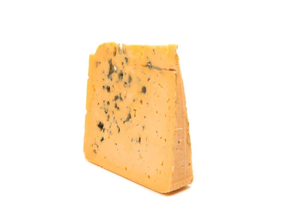 Elszigetelt penész puha kék sajt szelet — Stock Fotó