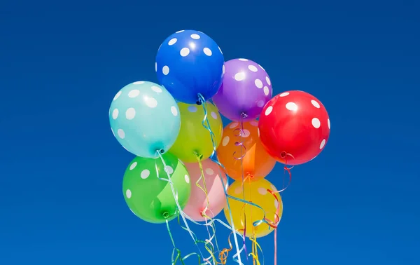 Balões em um fundo azul — Fotografia de Stock