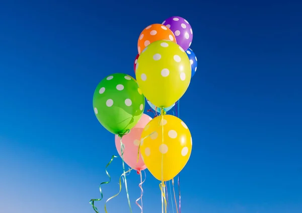 Palloncini su sfondo blu — Foto Stock