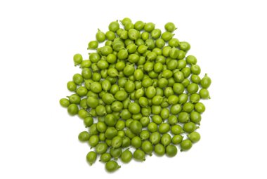 İzole yeşil genç bezelye 