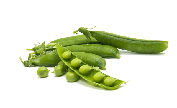 Guisantes jóvenes verdes aislados —  Fotos de Stock