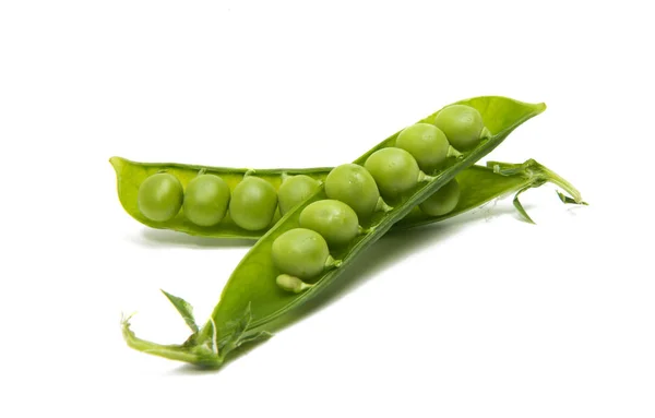 Guisantes jóvenes verdes aislados —  Fotos de Stock