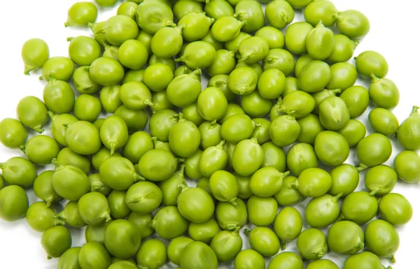 Zielony groszek młody na białym tle — Zdjęcie stockowe