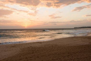 Hint Okyanusu üzerinde günbatımı