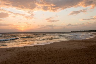 Hint Okyanusu üzerinde günbatımı