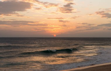 Hint Okyanusu üzerinde günbatımı