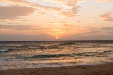 Hint Okyanusu üzerinde günbatımı