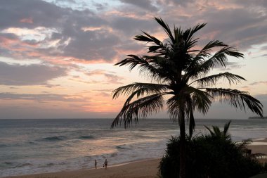 Hint Okyanusu üzerinde günbatımı