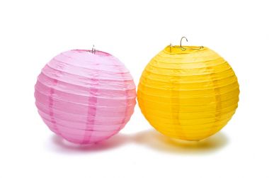 Beyaz arka plan üzerinde kağıt Çin fenerler