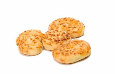 Susam izole içinde pişmiş pasta 