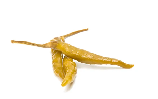Zielona papryka chili marynowana na białym tle — Zdjęcie stockowe