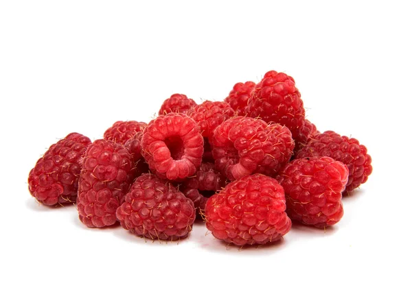 Frische Himbeeren isoliert — Stockfoto