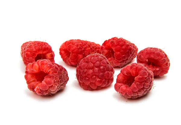 Frische Himbeeren isoliert — Stockfoto