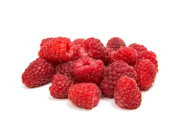 Frische Himbeeren isoliert — Stockfoto