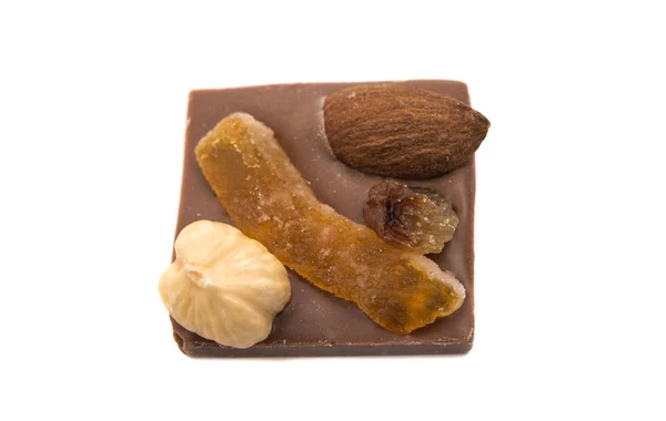 Čokoláda s oříšky a rozinkami, samostatný — Stock fotografie