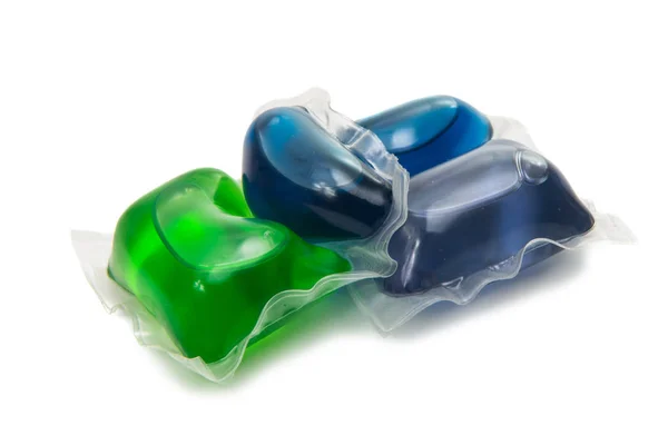 Cápsulas de gel con detergente de ropa aislados en blanco — Foto de