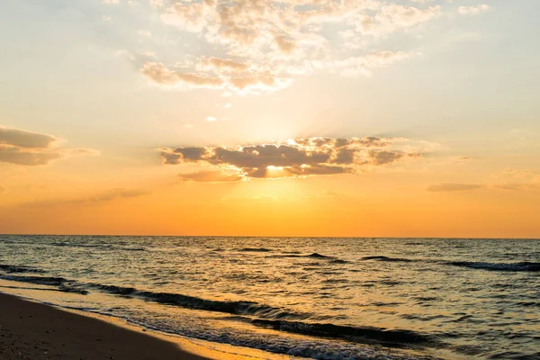 Salida del sol sobre el mar — Foto de Stock