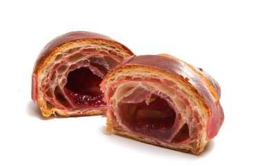 Kruvasan kahverengi izole