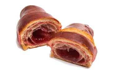 Kruvasan kahverengi izole