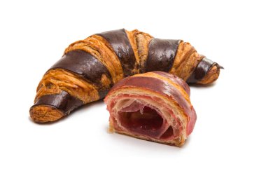 Kruvasan kahverengi izole