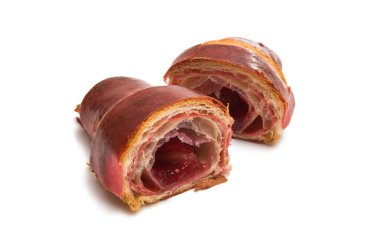 Kruvasan kahverengi izole