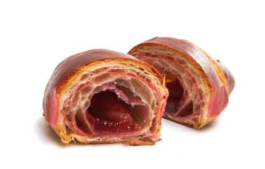 Kruvasan kahverengi izole