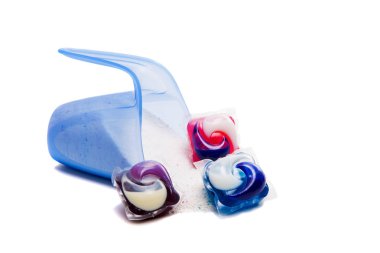 Bir ölçme fincan izole çamaşır tozu 