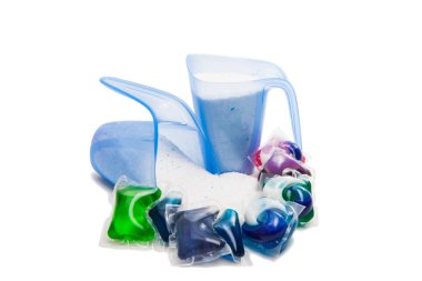 Bir ölçme fincan izole çamaşır tozu 