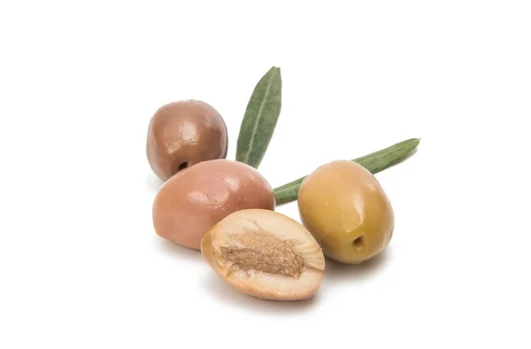 Owoców oliwki na białym tle — Zdjęcie stockowe