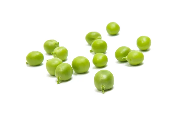 Zielony groszek fresh na białym tle — Zdjęcie stockowe