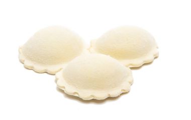 Taze mantı makarna izole 