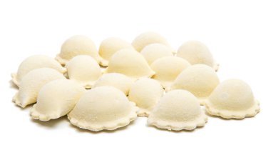 Taze mantı makarna izole 