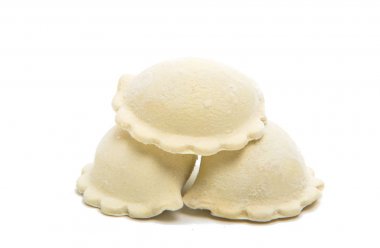 Taze mantı makarna izole 