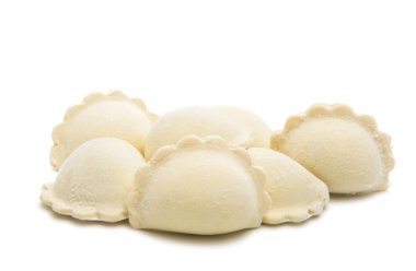 Taze mantı makarna izole 