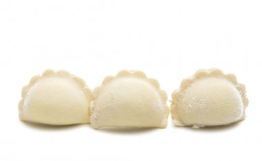 Taze mantı makarna izole 