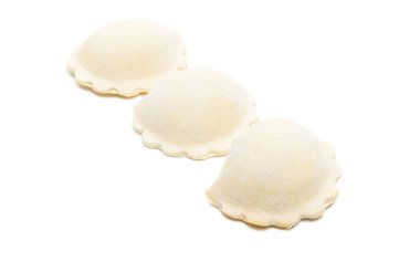 Taze mantı makarna izole 